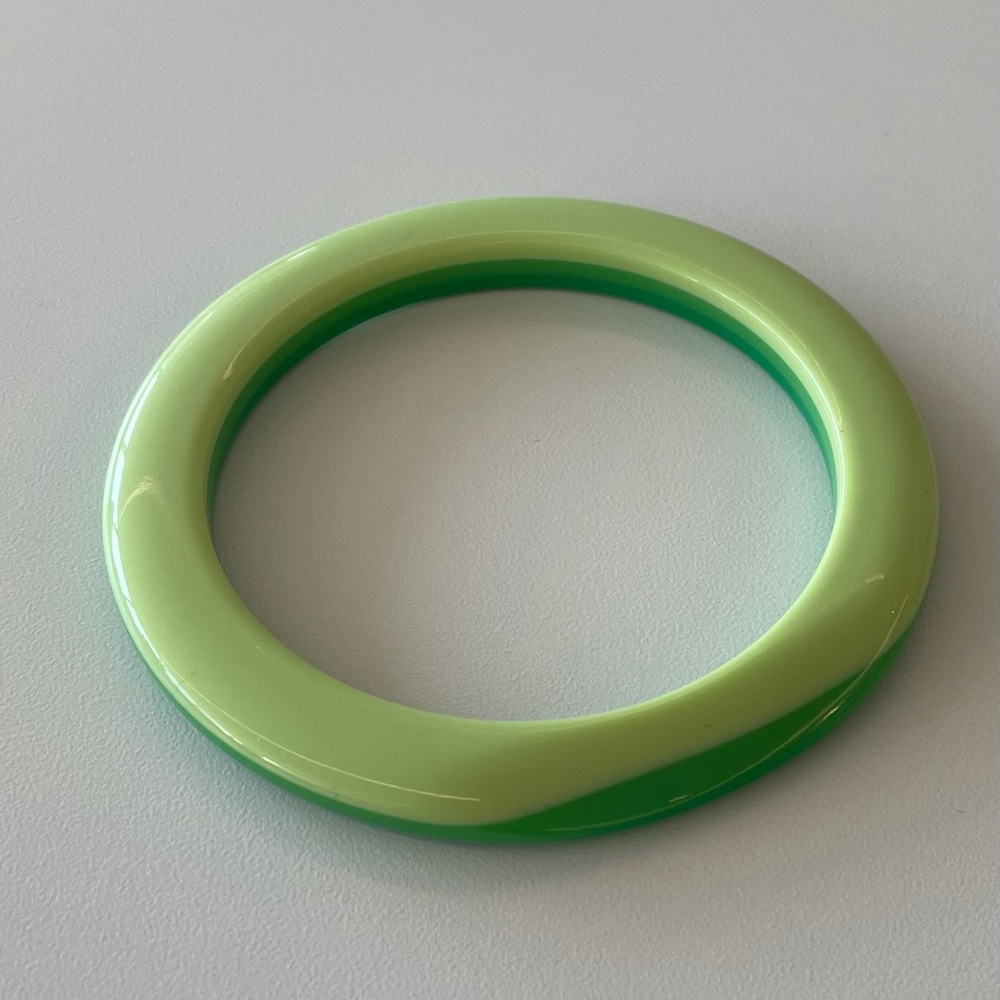 Lucite Green 2 Tone Cut Back Vtg Bangle Bracelet